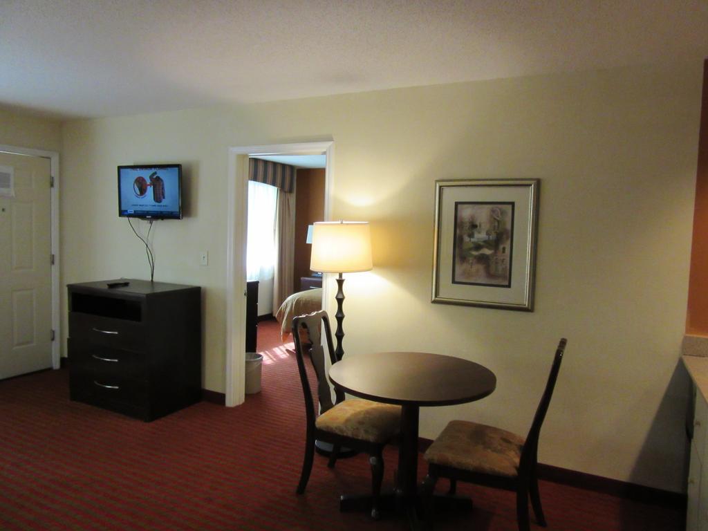 Clarion Suites Augusta Exterior photo