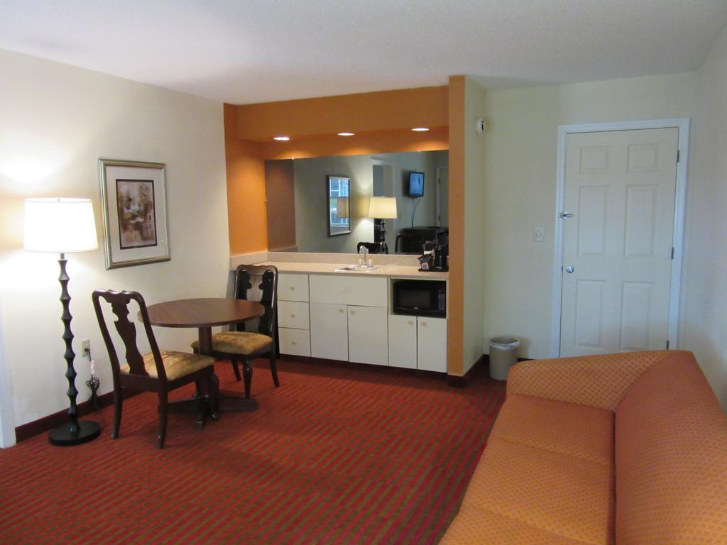 Clarion Suites Augusta Exterior photo